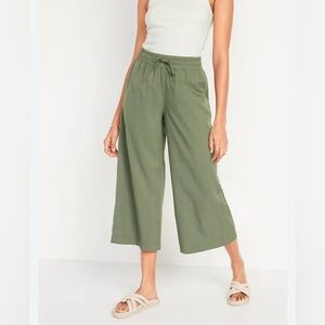 Stretch tech Women's Olive Green Wide-Leg Capri Pants. Size-X-Small Petite